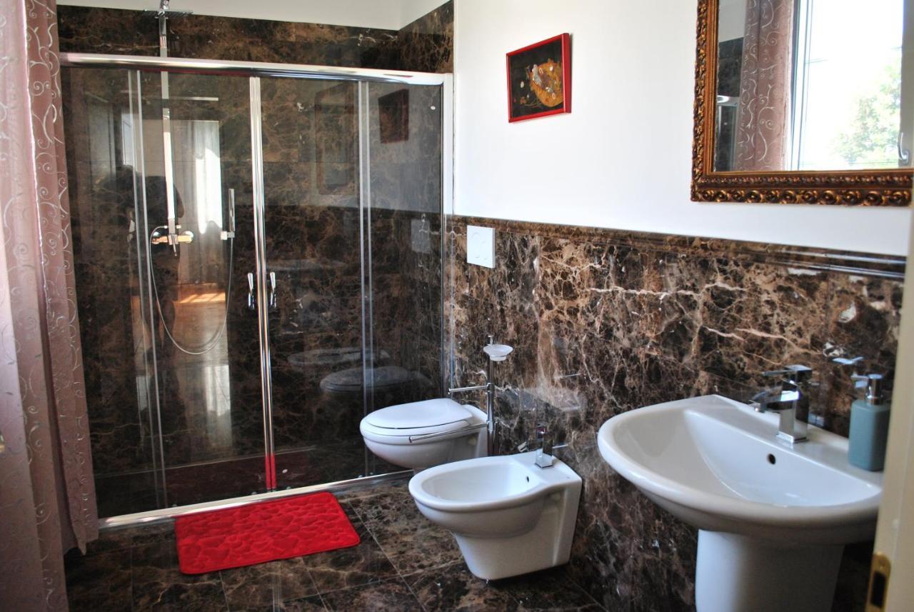 Villa Bianca A Few Steps By The Sea With Exclusive Garden & Jacuzzi Livorno Eksteriør billede