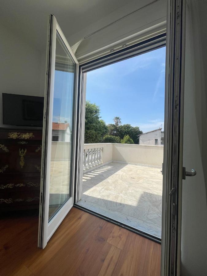 Villa Bianca A Few Steps By The Sea With Exclusive Garden & Jacuzzi Livorno Eksteriør billede