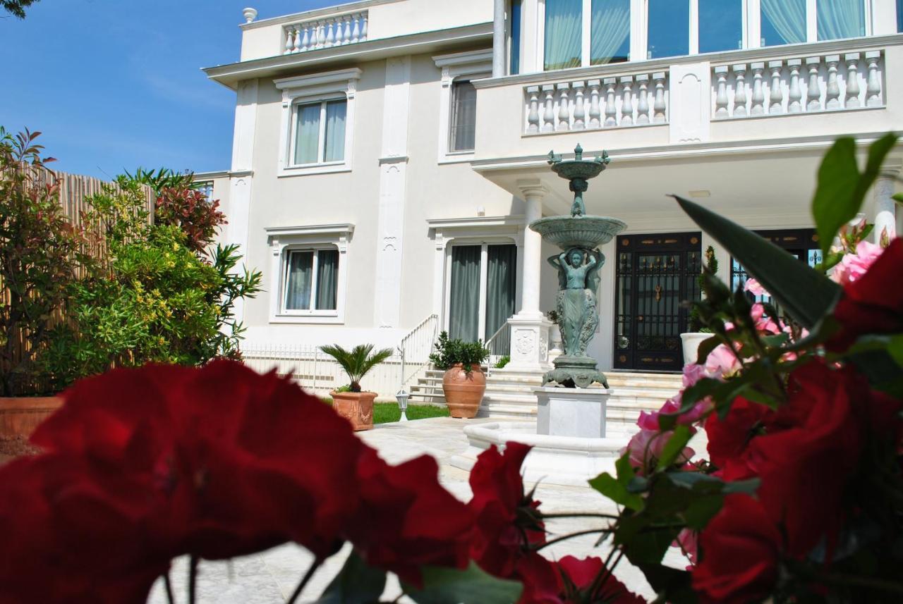 Villa Bianca A Few Steps By The Sea With Exclusive Garden & Jacuzzi Livorno Eksteriør billede