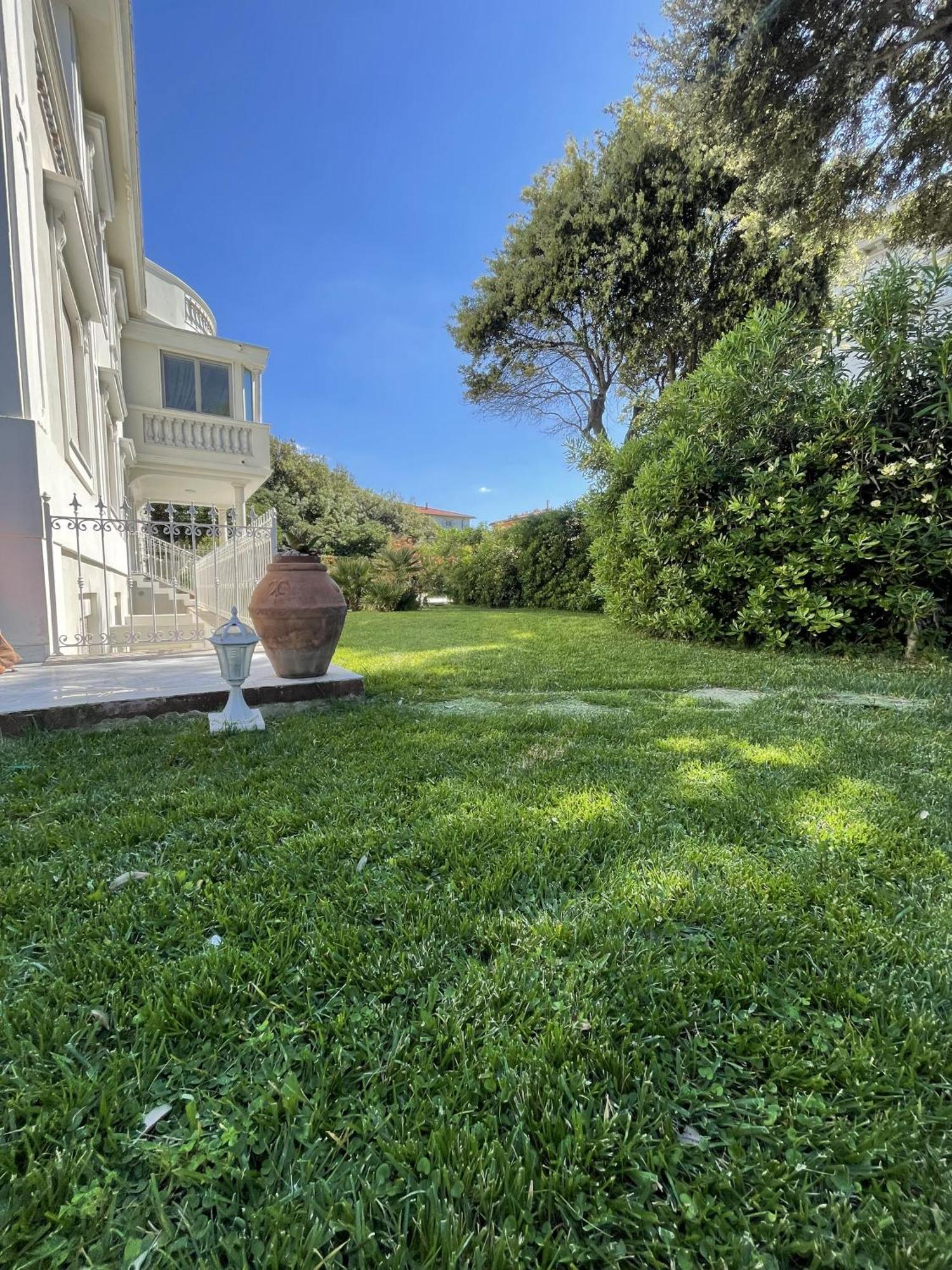 Villa Bianca A Few Steps By The Sea With Exclusive Garden & Jacuzzi Livorno Eksteriør billede